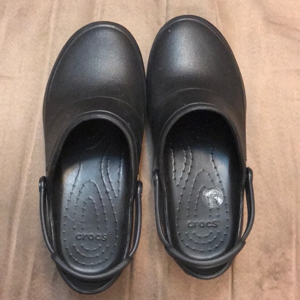 Pair of Size 6 Non-Slip Work Crocs